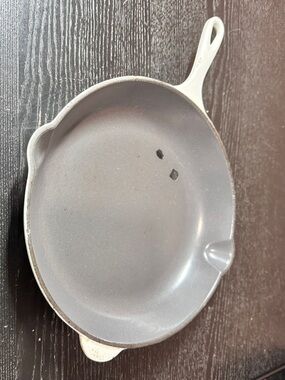 Le Creuset #26 White enameled cast iron skillet 10.5” Double Spout